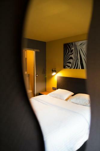 B.hotel