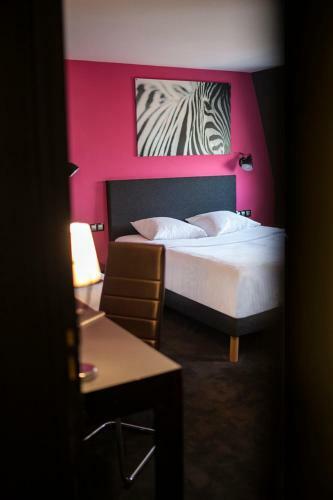 B.hotel
