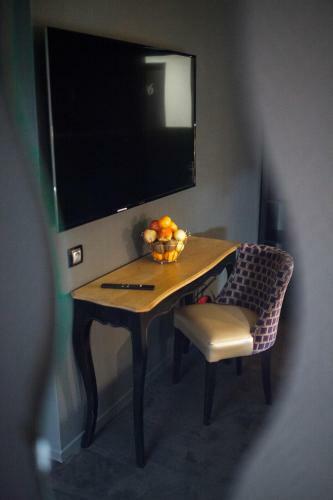 B.hotel