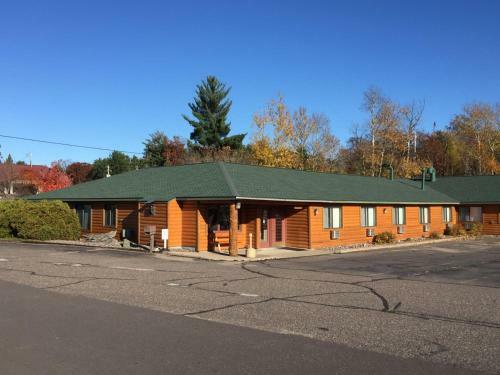 Hotel Northwoods Inn & Suites