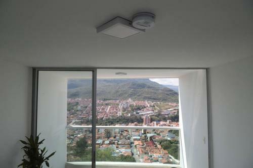 Apartamento, C�modo, Con Vista, Balc�n Y Piscina.