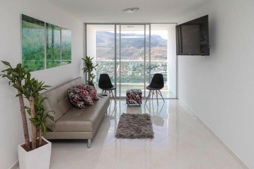 Apartamento, C�modo, Con Vista, Balc�n Y Piscina.