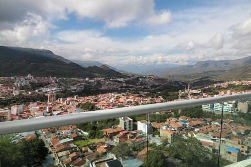 Apartamento, C�modo, Con Vista, Balc�n Y Piscina.