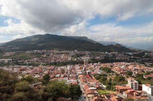 Apartamento, C�modo, Con Vista, Balc�n Y Piscina.