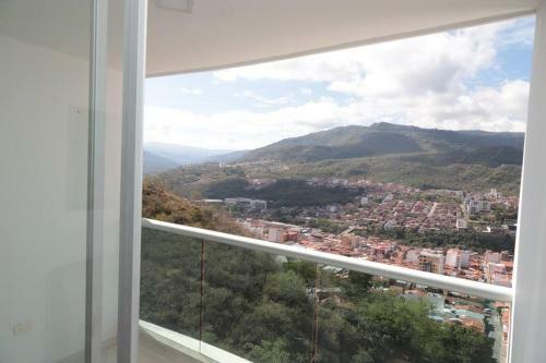 Apartamento, C�modo, Con Vista, Balc�n Y Piscina.