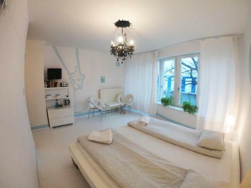 Hostal Lalala Arthotel & Wine Bar
