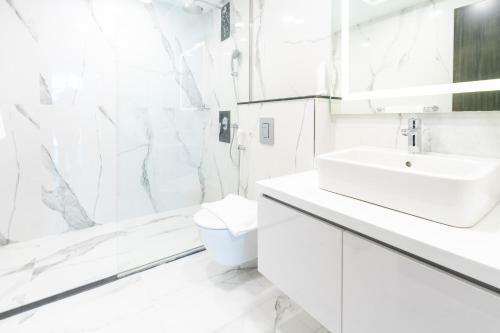 S Plaza Suites Hotel