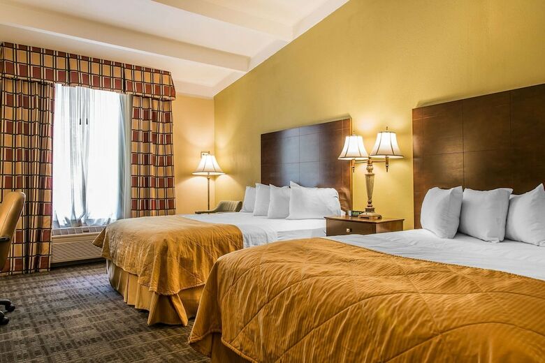 Clarion Hotel & Suites Hamden