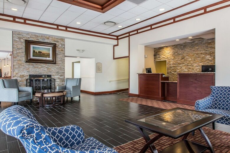 Clarion Hotel & Suites Hamden
