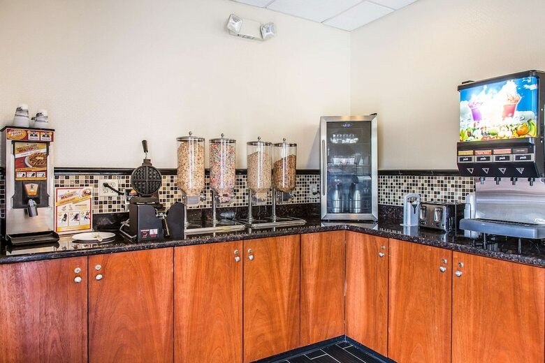 Clarion Hotel & Suites Hamden