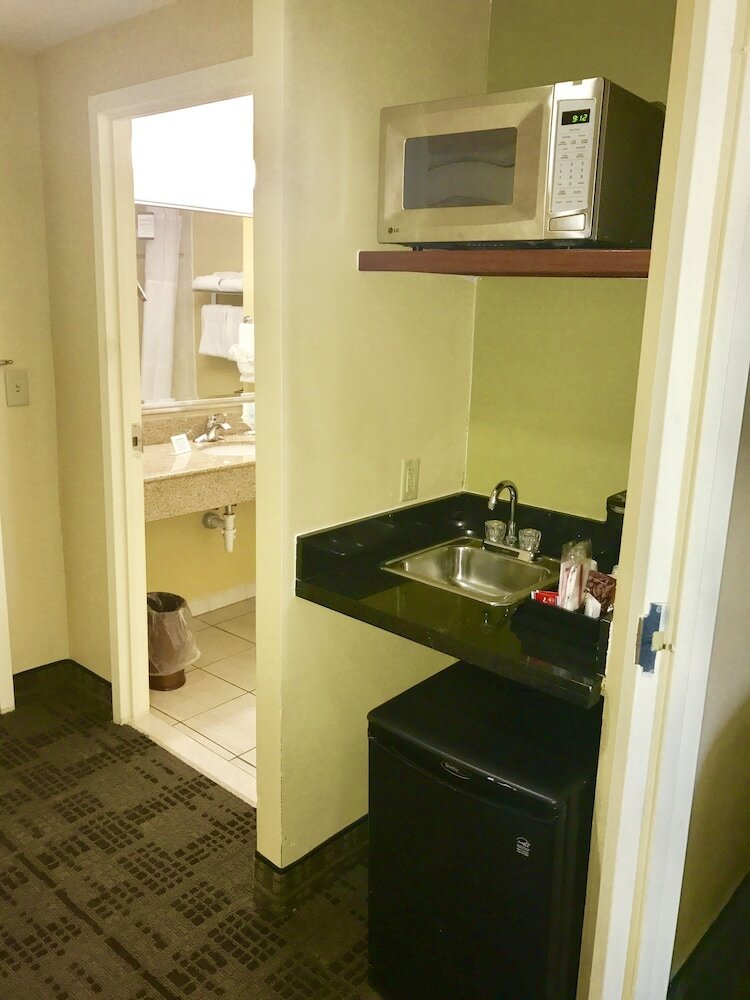Clarion Hotel & Suites Hamden