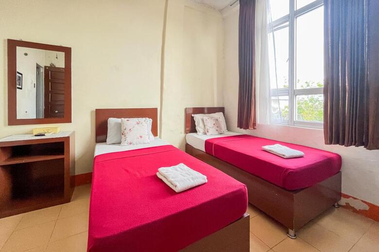 Urbanview Poma Hotel
