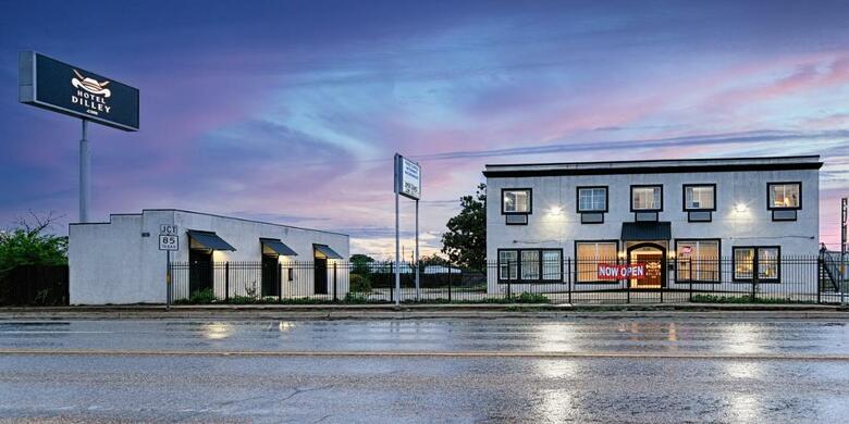 Hotel Dilley Grand