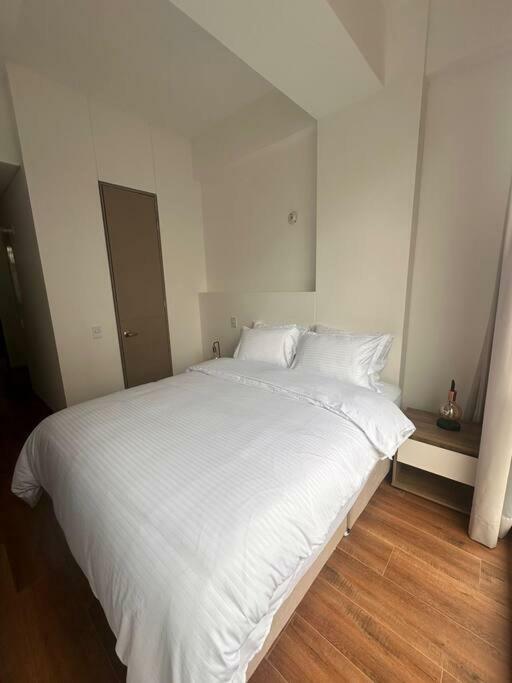 Modern Hotel Apartment With Dedicated Workspace