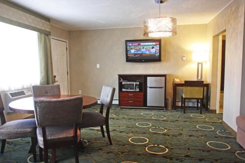 Hotel Gateway Inn And Suites