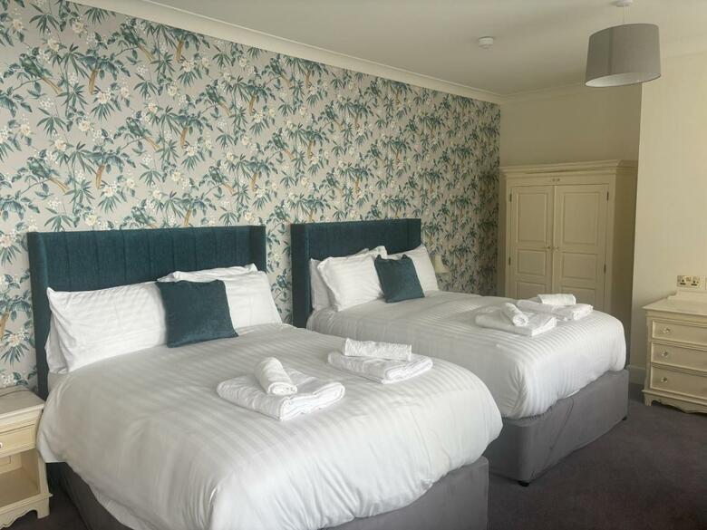 Feathers Hotel Bar And Restaurant