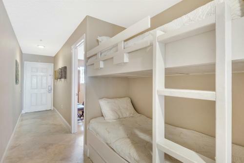 Aparthotel Crystal Sands Condominiums By Wyndham Vacation Rentals