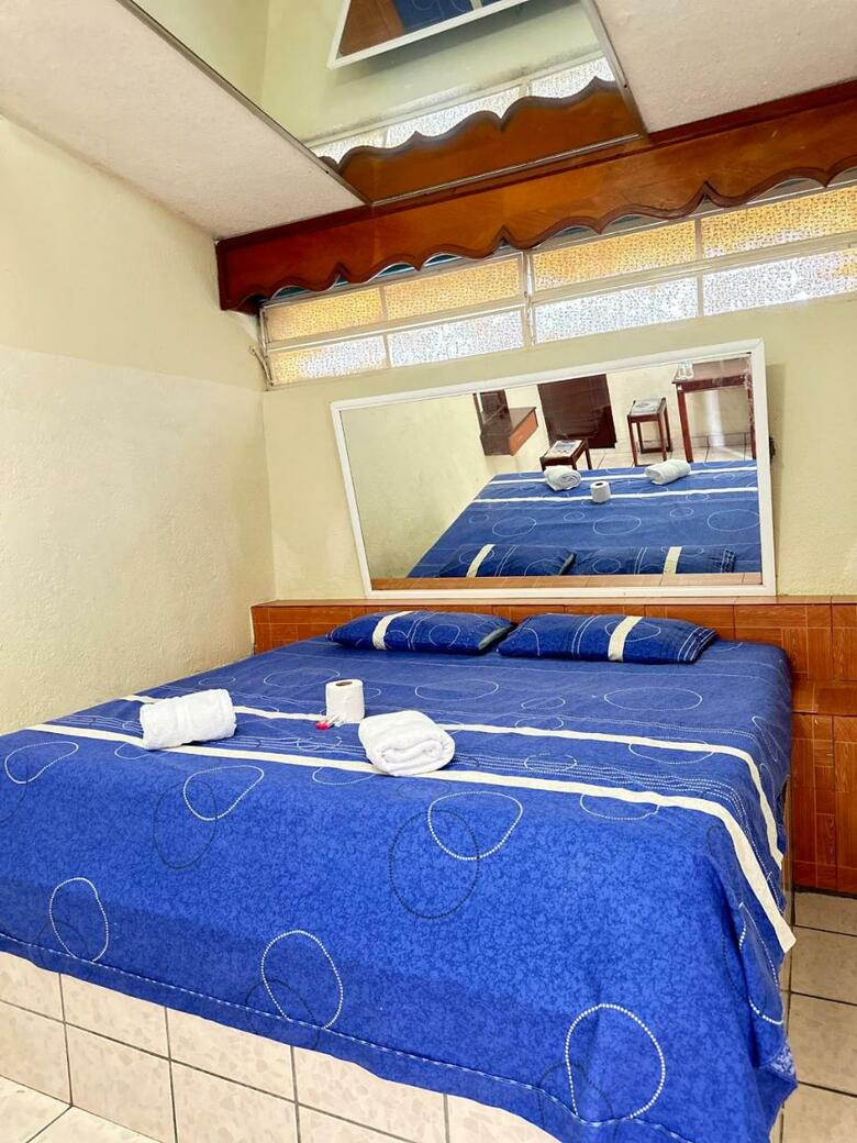 Hotel Y Auto Hotel, T�o Kike