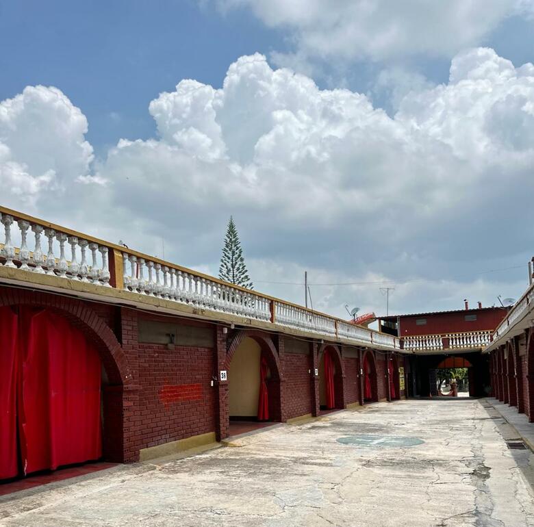 Hotel Y Auto Hotel, T�o Kike