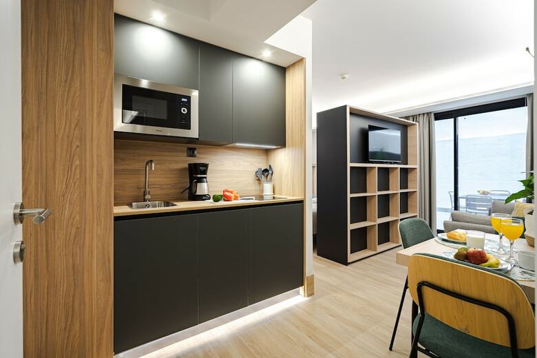 Aparthotel Feelathome Ventas Suites