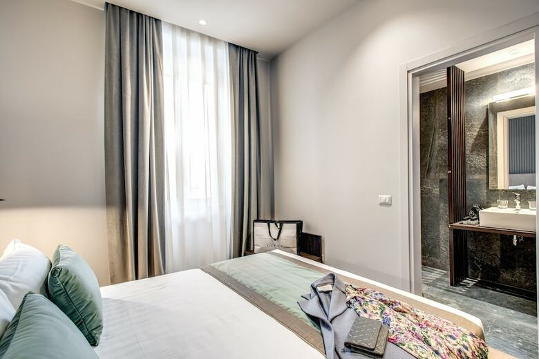 Hotel 77 Seventy-seven