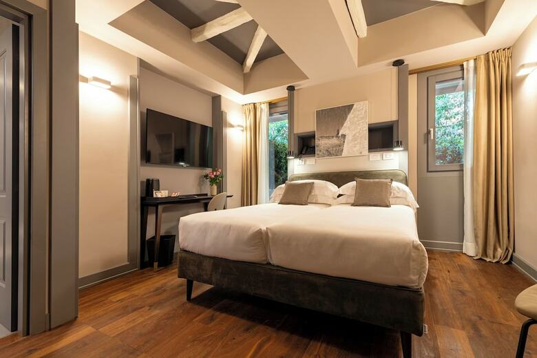 Loly Boutique Hotel