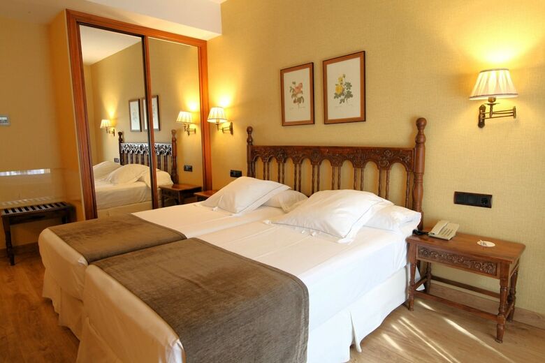 Hotel Ele Puente Romano