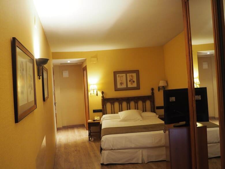Hotel Ele Puente Romano