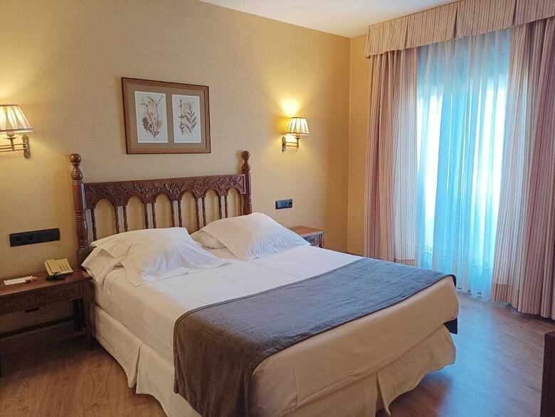 Hotel Ele Puente Romano