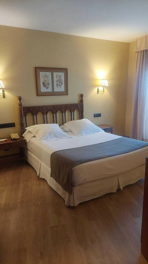 Hotel Ele Puente Romano