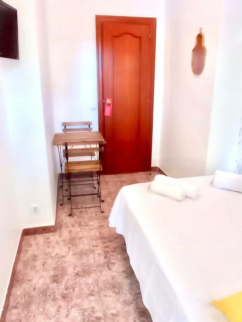 Hostal Fira Guest House