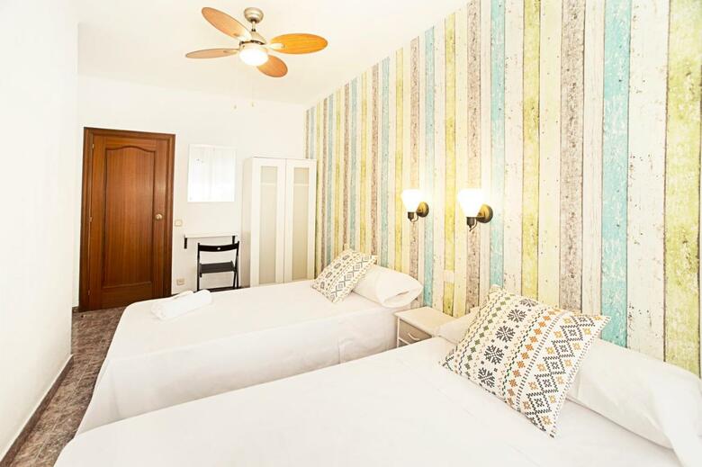 Hostal Fira Guest House