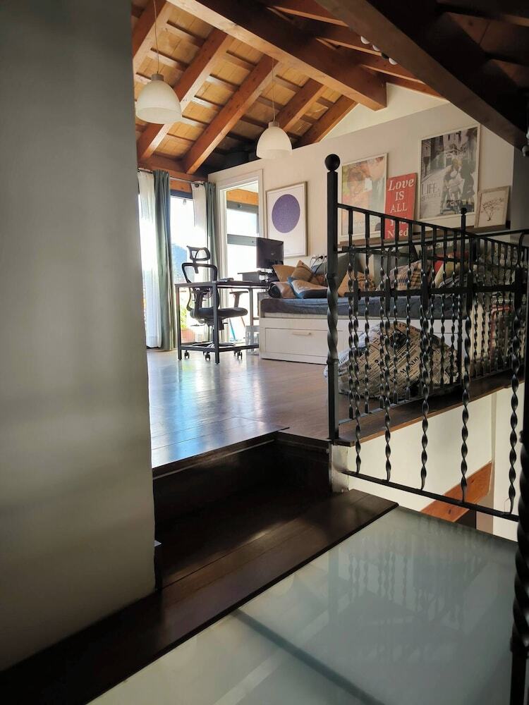 Apartamentos Charming Rustic Duplex Penthouse