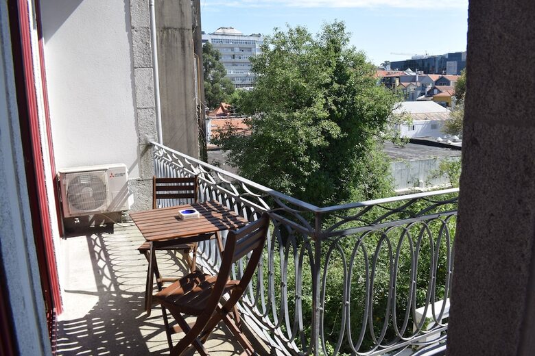 Liiiving - Vintage Balcony Apartment