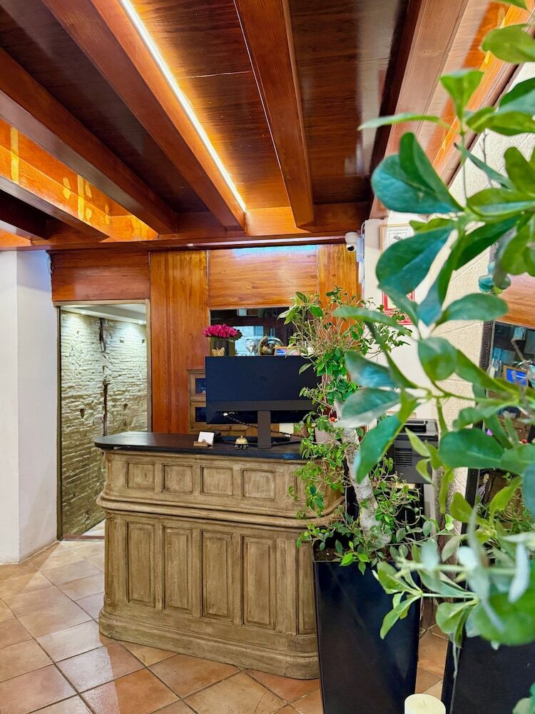 Catalina Suites Hotel
