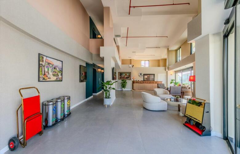 Nenessa Airport Hotel