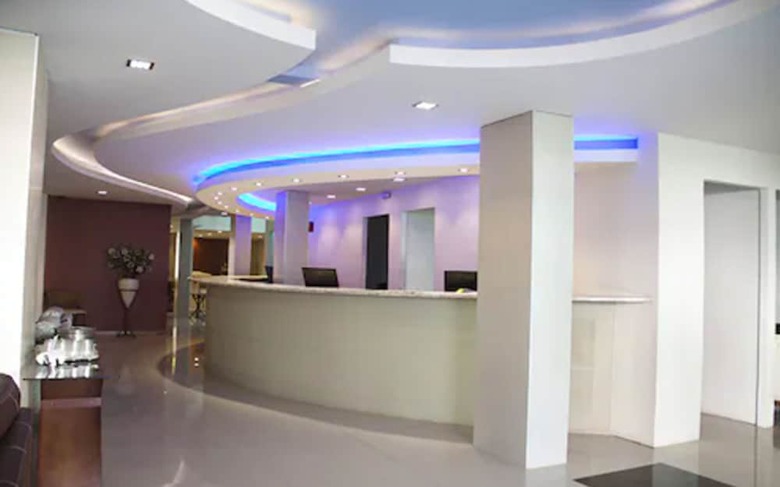 Emirates Hotel & Su�tes