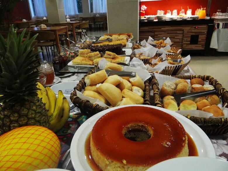 Emirates Hotel & Su�tes