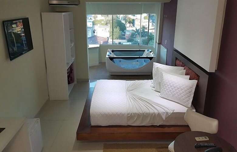 Emirates Hotel & Su�tes