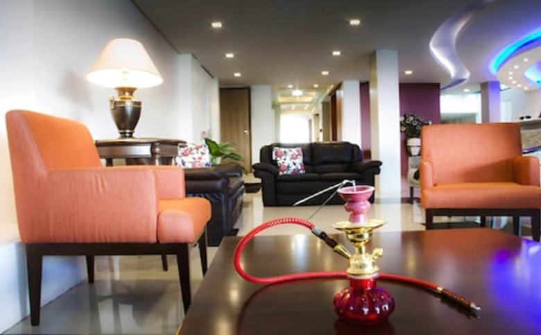 Emirates Hotel & Su�tes