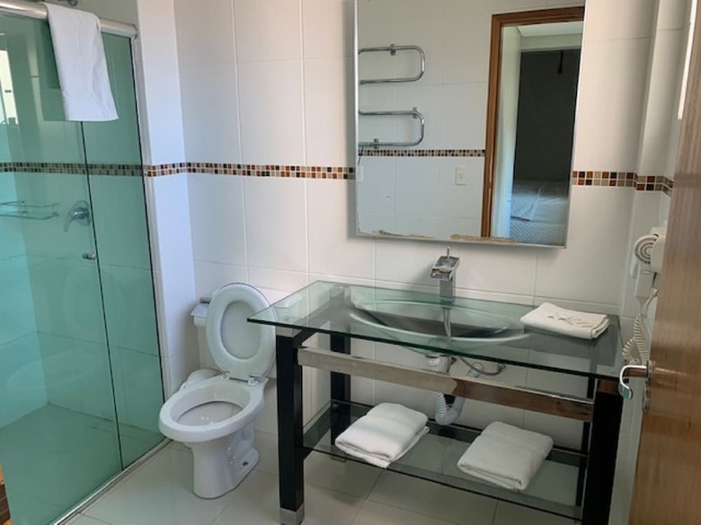 Emirates Hotel & Su�tes