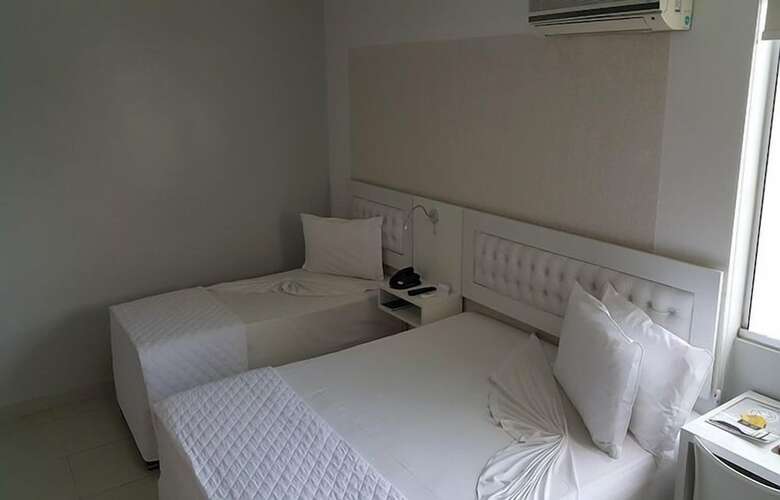 Emirates Hotel & Su�tes