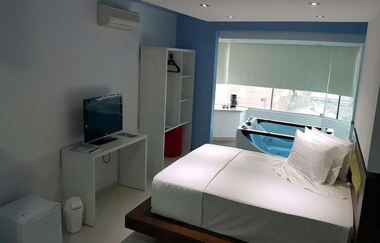 Emirates Hotel & Su�tes