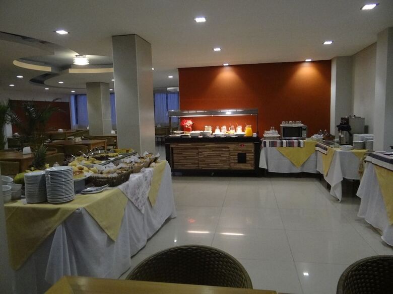 Emirates Hotel & Su�tes