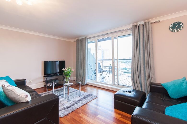 Canary Wharf Luxury River View Apartment