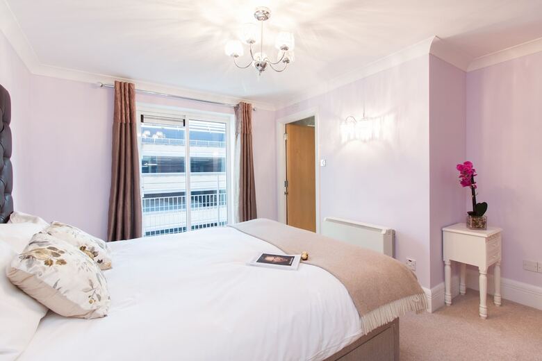 Canary Wharf Luxury River View Apartment