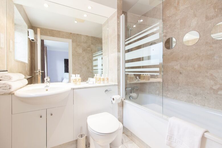 Canary Wharf Luxury River View Apartment