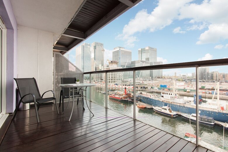 Canary Wharf Luxury River View Apartment
