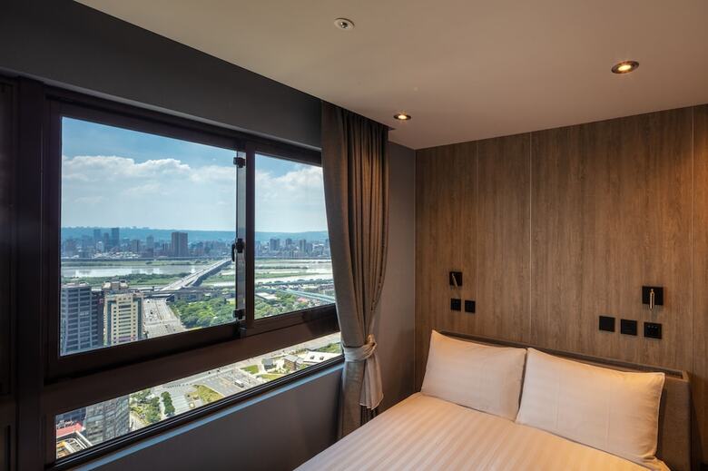Roaders Plus Hotel Taipei Station