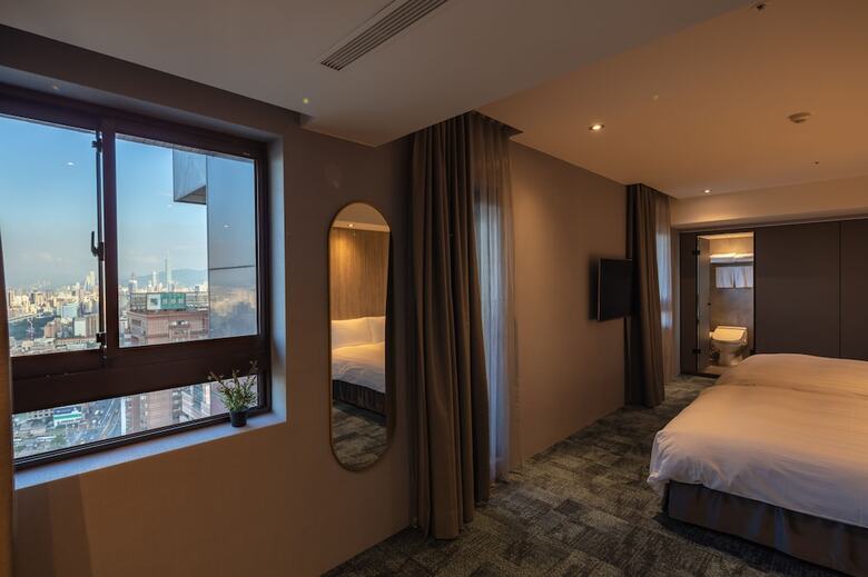 Roaders Plus Hotel Taipei Station